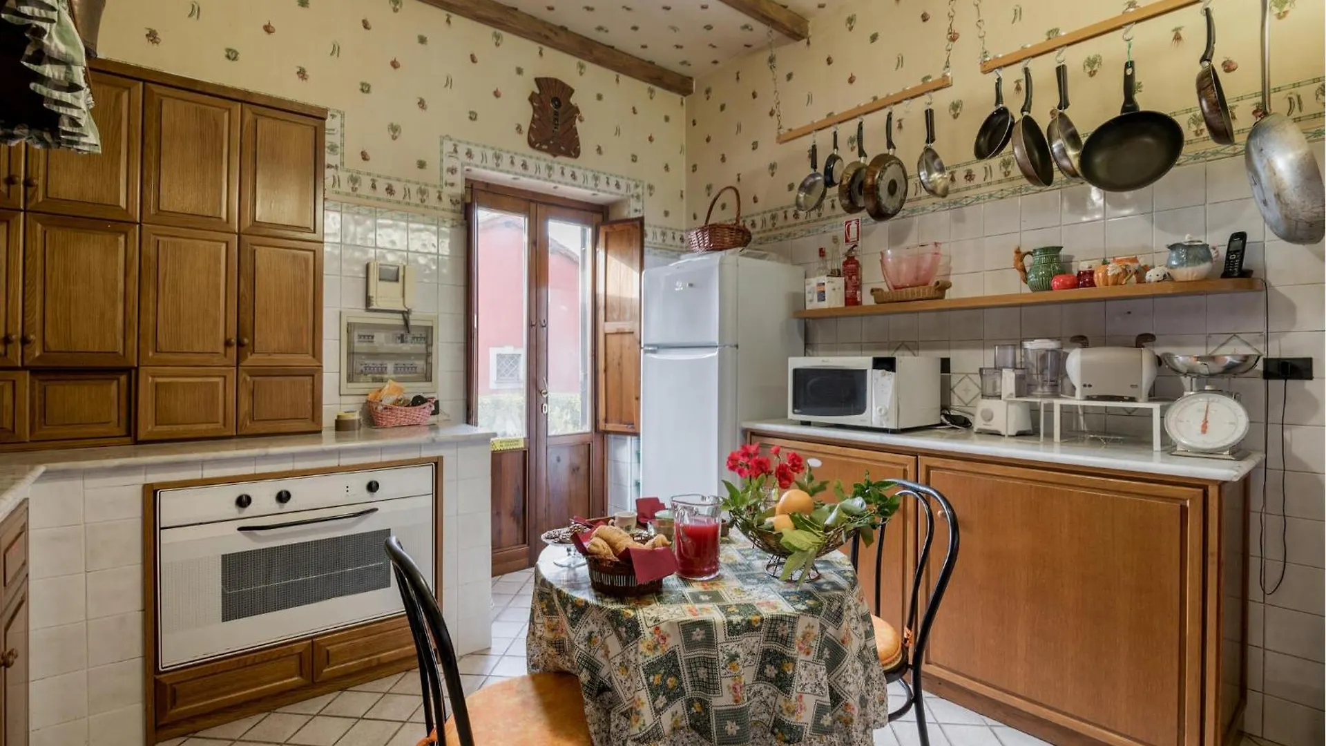 Cozy Home In Roma With Kitchen Italy
